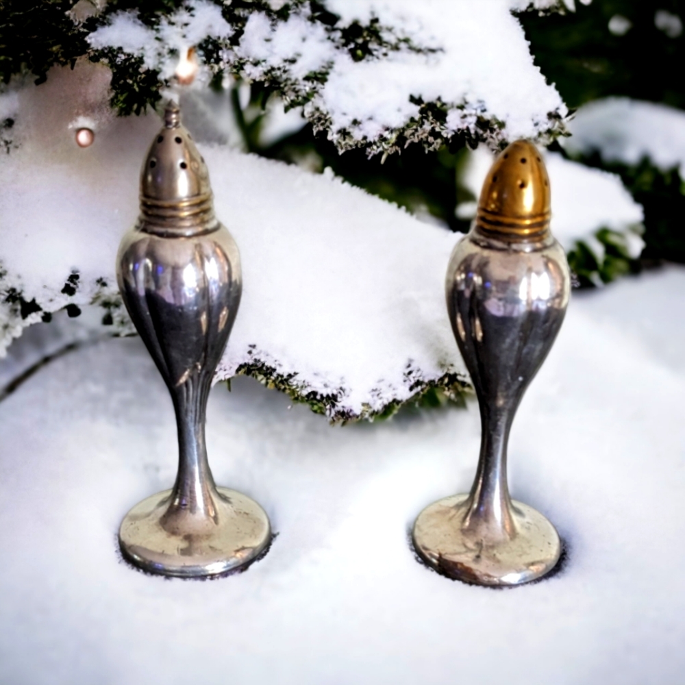 Vintage Oxford Plate Salt and Pepper shakers. Very good condition